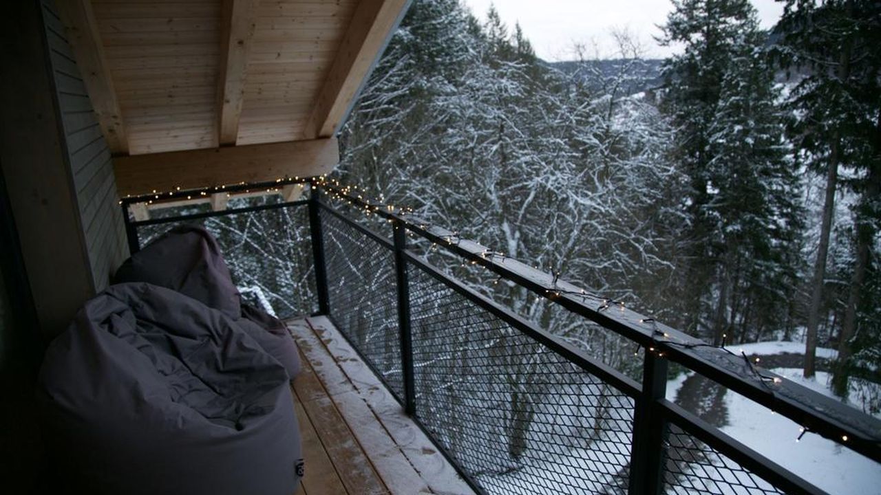 Balkon mit Aussicht auf Winterlandschaft Balkon mit Aussicht auf Winterlandschaft